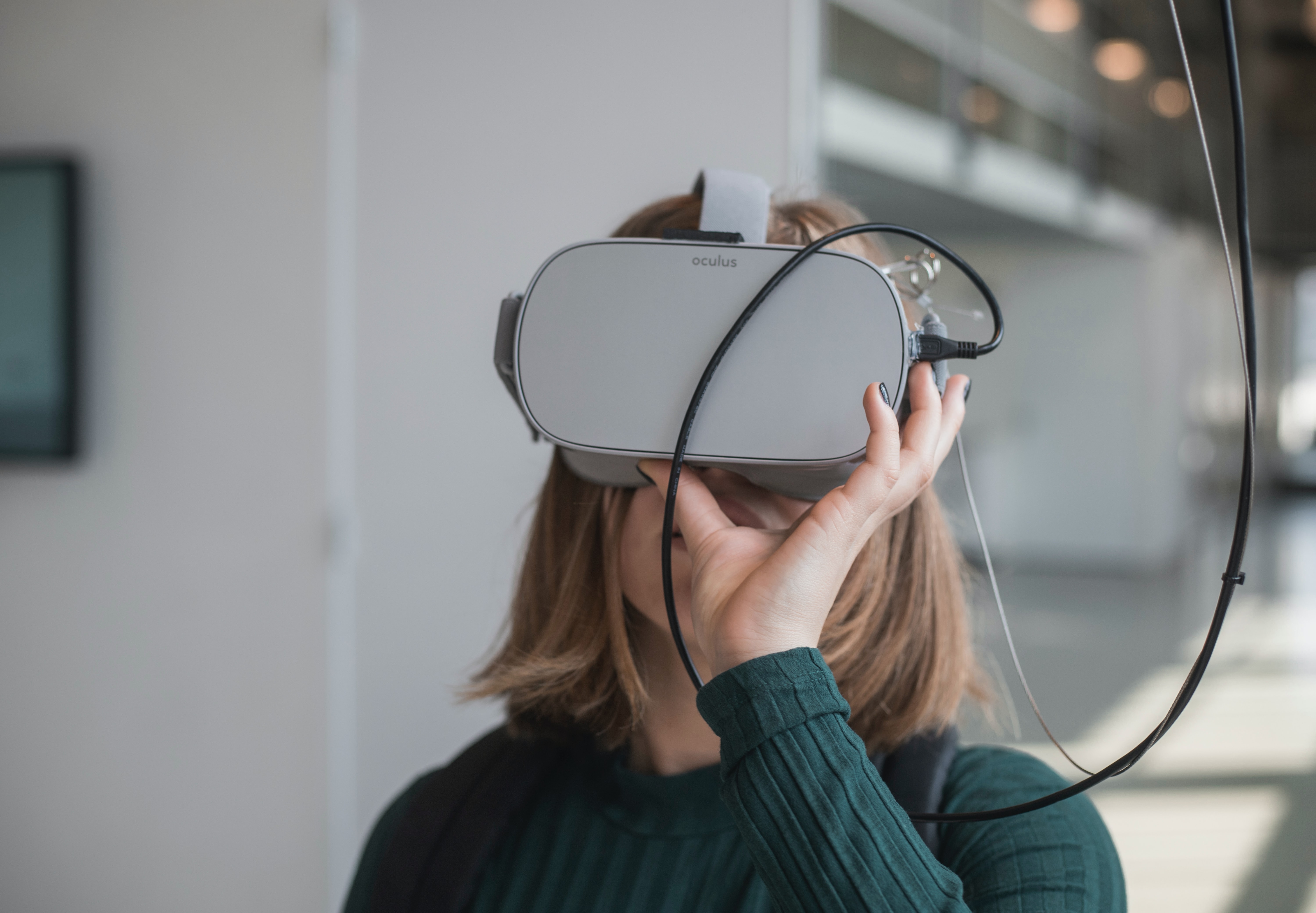 Frau trägt eine Virtuell Reality Brille
